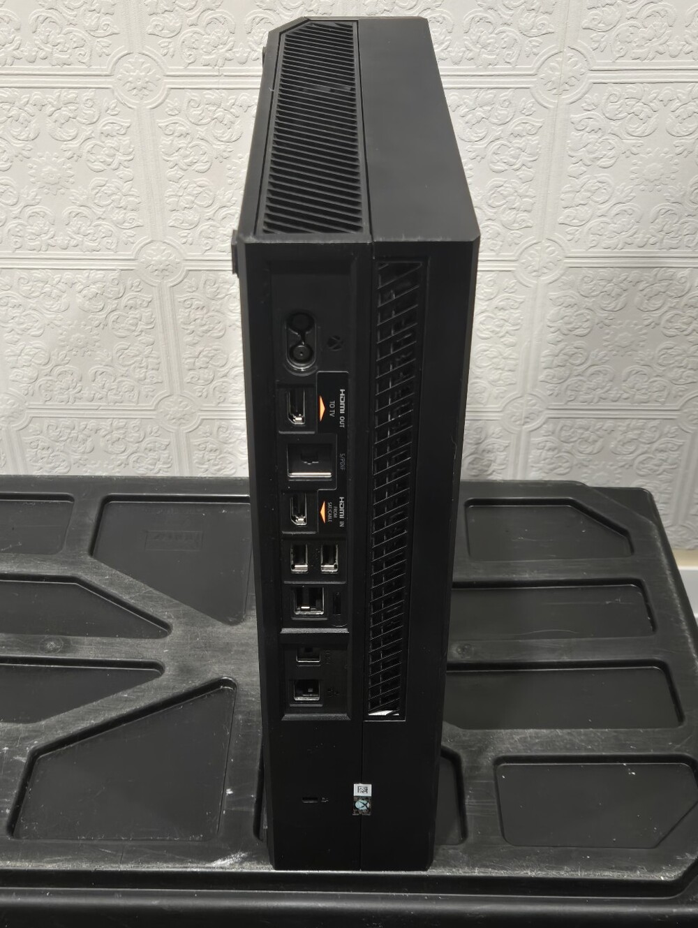 Xbox One Console (Original Model 1540) - Picture 8 of 12